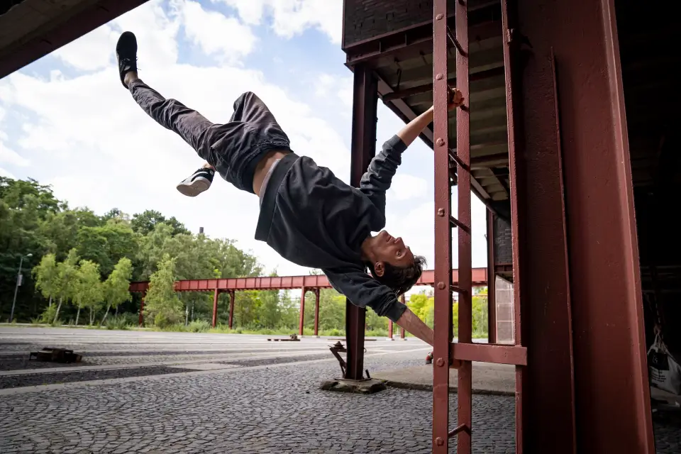 Sebastian beim Parcour an einer Leiter.