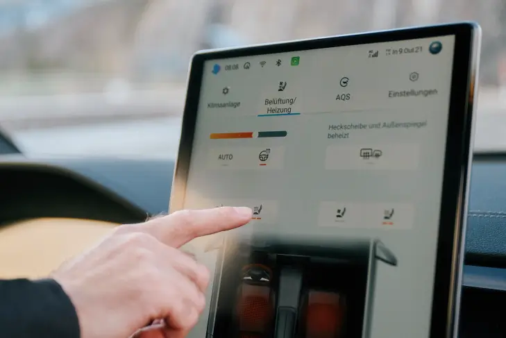 Das zentrale Touchscreen-Display eines BYD Tang zeigt die Einstellungen für die Klimaanlage und Heizung. Der Bildschirm bietet Optionen wie „Belüftung/Heizung“ und „Heckscheibe und Außenspiegel beheizt“. 