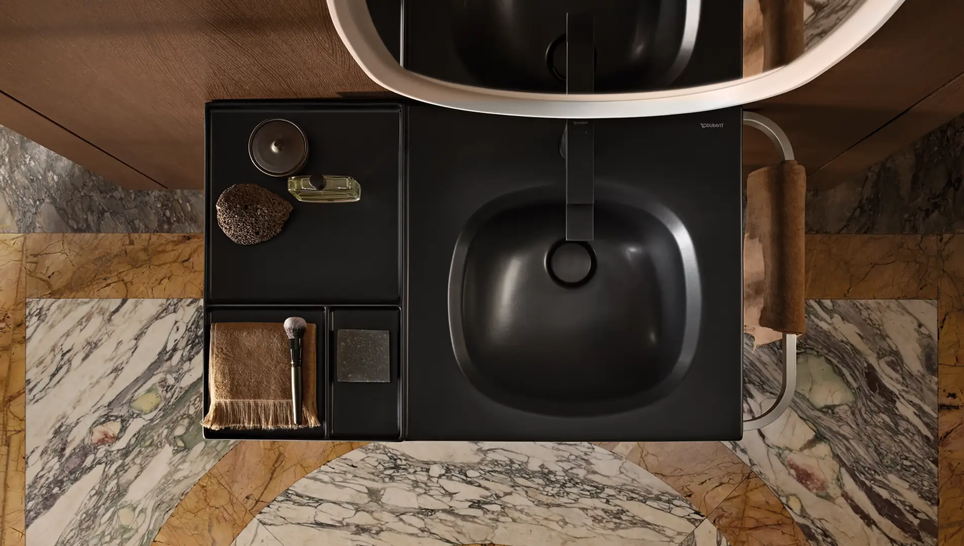 Elegantes schwarzes Waschbecken von Duravit mit Zubehör wie einem Schwamm und einer Seifenschale.