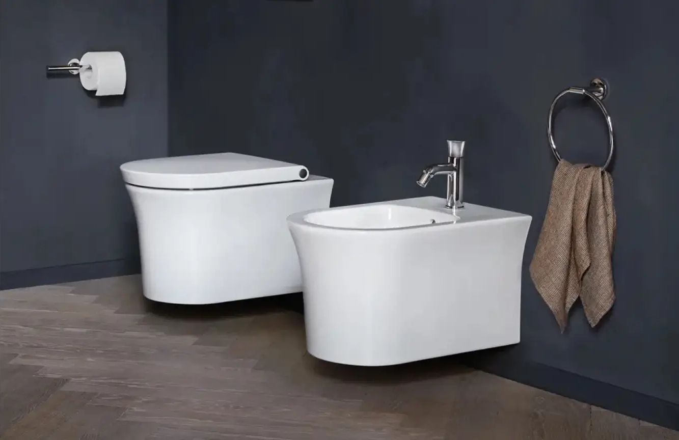 Freistehendes Waschbecken mit integriertem Stauraum. Das moderne Design bietet eine Kombination aus Funktionalität und stilvollem Erscheinungsbild.
