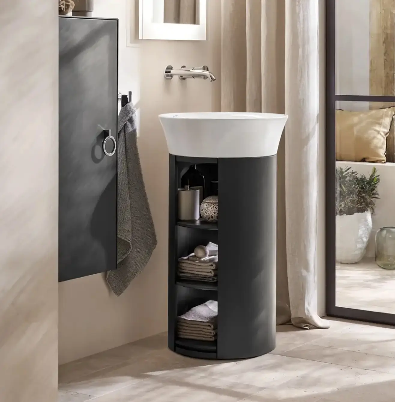 Weißes WC und Bidet von Duravit vor einer dunkelgrauen Wand. Das zeitlose Design fügt sich harmonisch in jedes moderne Badezimmer ein.