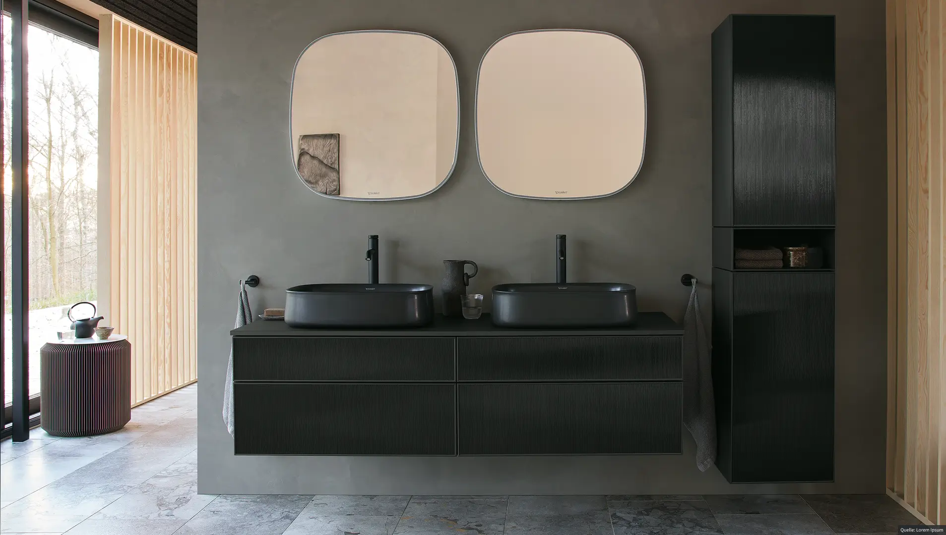 Doppelwaschbecken von Duravit mit schwarzen Armaturen und großen, abgerundeten Spiegeln. Das moderne Badezimmerdesign wird durch die natürlichen Materialien und die klare Linienführung ergänzt.