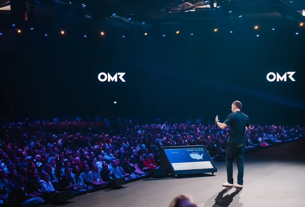 OMR-Gründer Phlipp Westermeyer spricht vor einem sehr großen Publikum auf der OMR.