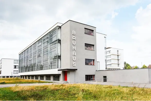 Das Bauhaus-Gebäude in Dessau mit dem charakteristischen Schriftzug an der Fassade.