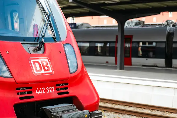 Die Front eines roten Regionalzugs der Deutschen Bahn am Bahnsteig.