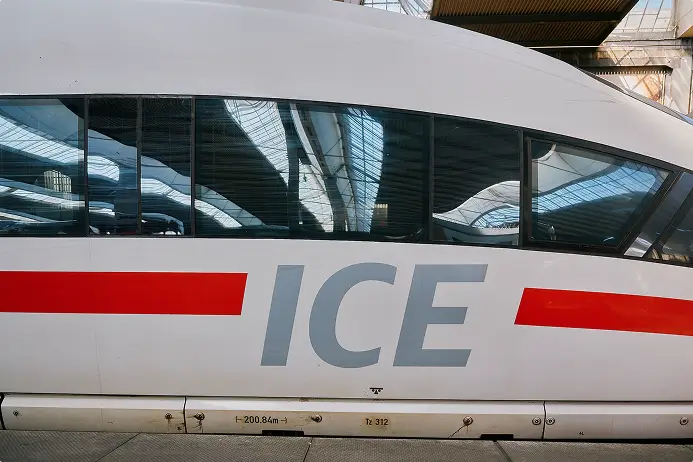 Nahaufnahme eines ICE-Zuges mit großem ICE-Schriftzug.