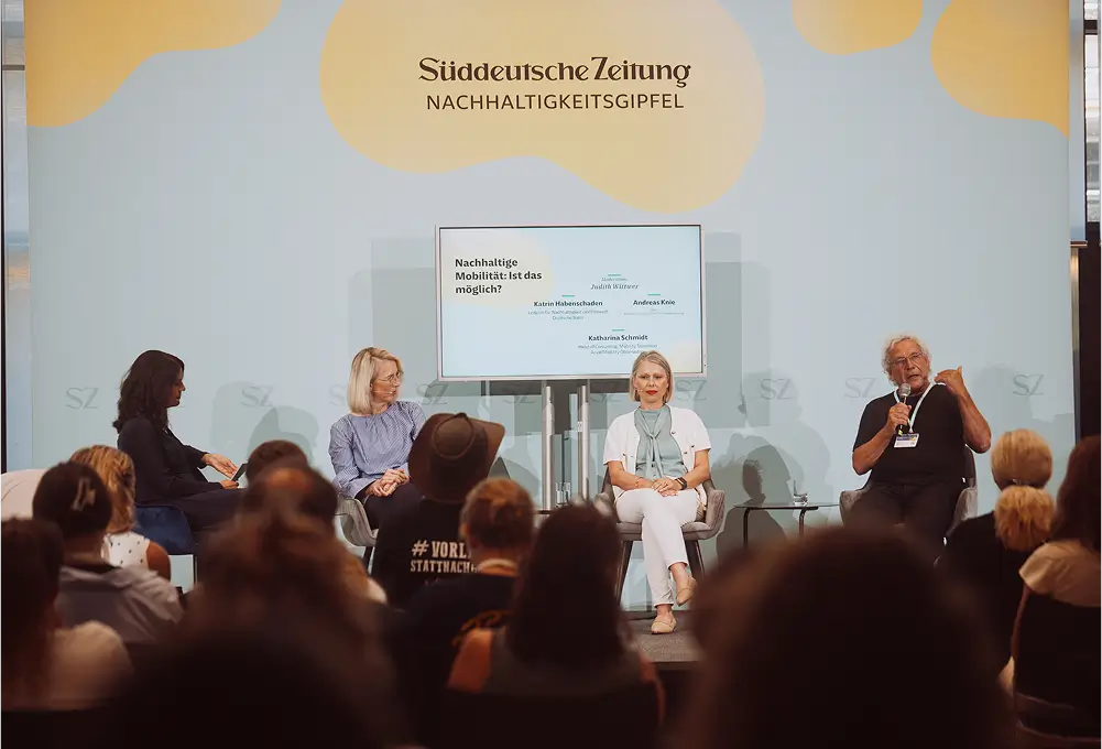 Podiumsdiskussion zum Thema nachhaltige Mobilität auf dem Süddeutsche Zeitung Nachhaltigkeitsgipfel, Publikum im Vordergrund.