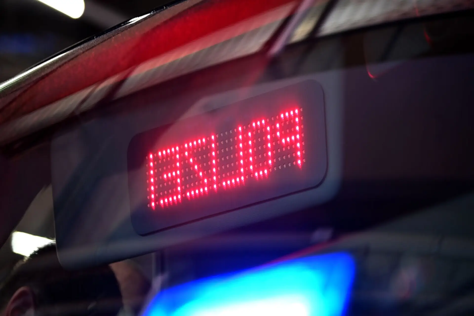 Porträt eines älteren Mannes im Anzug und mit Krawatte, aufgenommen im Freien vor unscharfem Hintergrund.