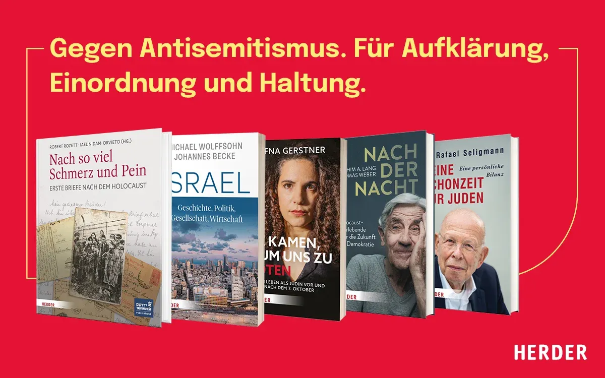Mehrere Bücher sind nebeneinander angeordnet. Auf den Einbänden sind handschriftliche Dokumente, eine historische Schwarz-Weiß-Fotografie, eine Stadtansicht und Porträts von vier Personen zu sehen.