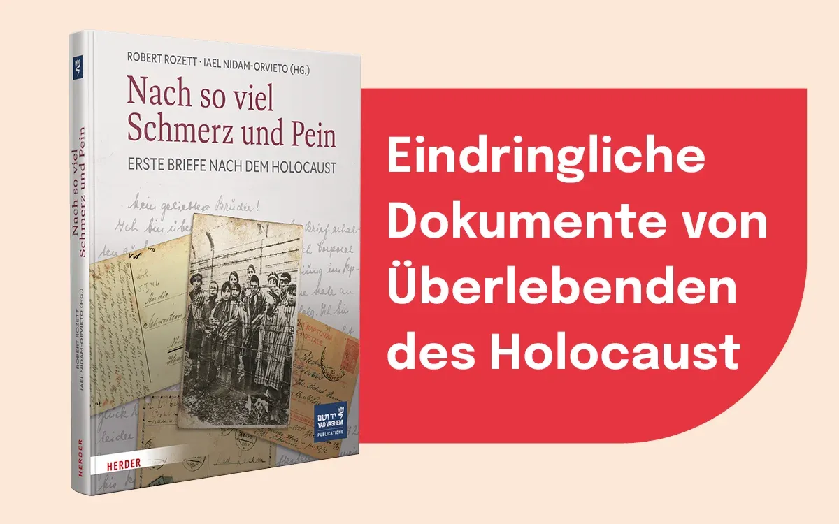 Ein Buch liegt vor handschriftlichen Dokumenten. Auf dem Einband ist eine historische Schwarz-Weiß-Fotografie mehrerer Menschen zu sehen.
